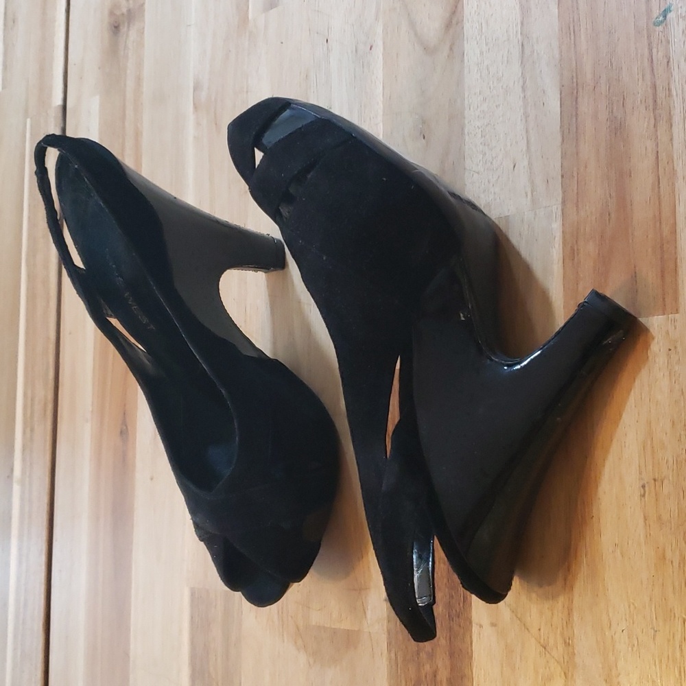 Never worn Nine West Suede Pump    sz. 8